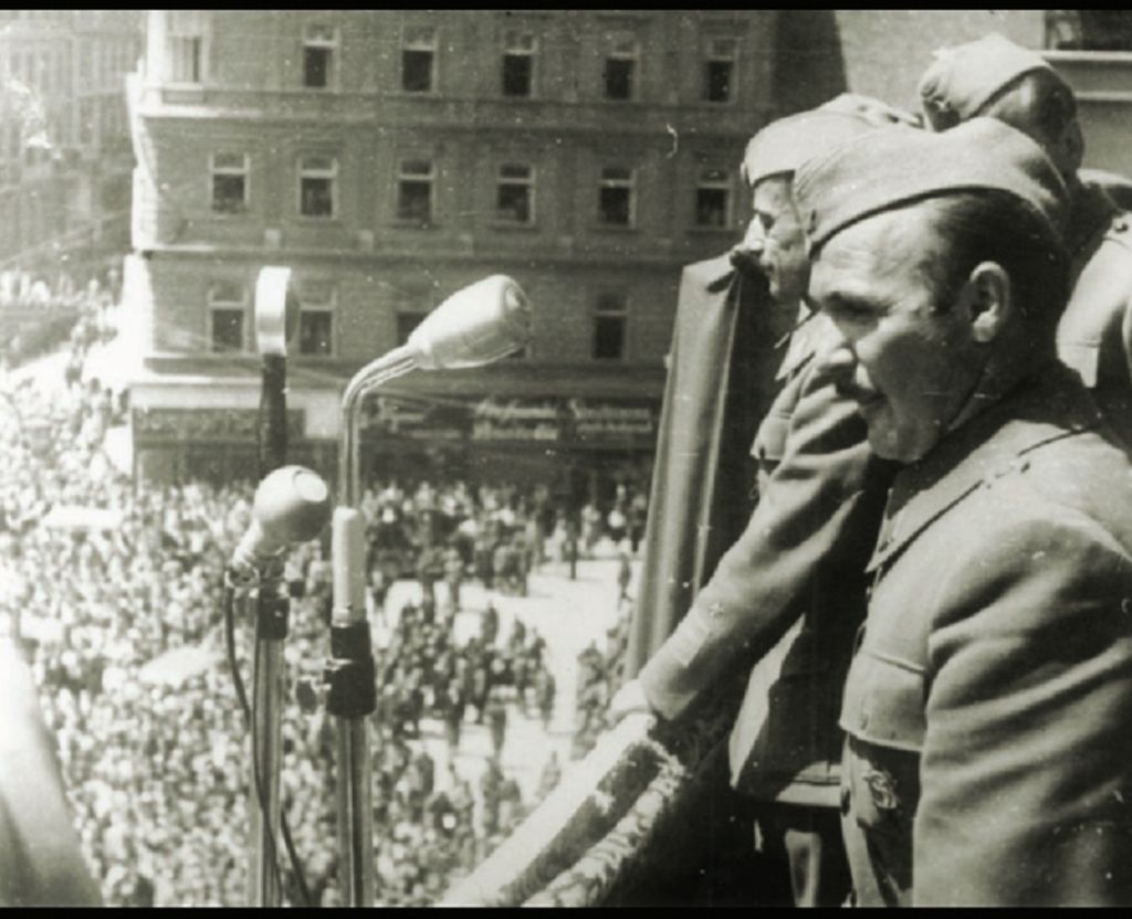Zagreb, 11. svibanj 1945. godine. Većeslav Holjevac i Koča Popović na Mitingu oslobođenja